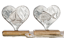 Lade das Bild in den Galerie-Viewer, Maritimes Alu-Herz auf Mangoholz - Segelboot oder Fisch