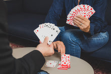 Lade das Bild in den Galerie-Viewer, 52 Karten voller Spaß: Jetzt das brandneue MOPO Kartenspiel entdecken.