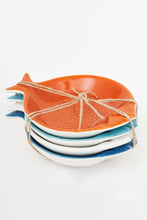 Lade das Bild in den Galerie-Viewer, Bunte Keramik-Knabberteller in Fisch-Optik
