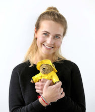 Lade das Bild in den Galerie-Viewer, Echter Norddeutscher Teddy in typischem Ölzeug oder Friesennerz - MOPO-Shop