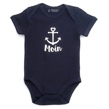 Lade das Bild in den Galerie-Viewer, Tolles Geschenk zur Geburt: Maritimer Baby-Body „Moin mit Anker“ - MOPO-Shop
