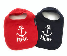 Lade das Bild in den Galerie-Viewer, Baby Lätzchen „Moin mit Anker“ in Rot oder Blau mit Klettverschluss - MOPO-Shop
