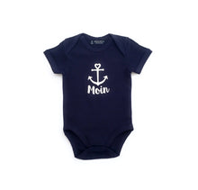 Lade das Bild in den Galerie-Viewer, Tolles Geschenk zur Geburt: Maritimer Baby-Body „Moin mit Anker“ - MOPO-Shop