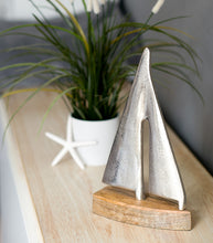 Lade das Bild in den Galerie-Viewer, Maritime Deko: Segelboot mit Eisenrumpf oder auf Mangoholz - MOPO-Shop