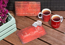 Lade das Bild in den Galerie-Viewer, Hamburg Frühstücks-Brettchen oder Becher Skyline und Letters - MOPO-Shop