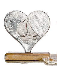 Lade das Bild in den Galerie-Viewer, Maritimes Alu-Herz auf Mangoholz - Segelboot, Fisch oder Anker - MOPO-Shop