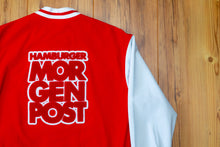 Lade das Bild in den Galerie-Viewer, MOPO-Fan-Jacke: Das Innenfutter ist eine Auswahl unserer Top-Titelseiten