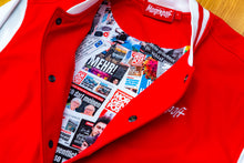 Lade das Bild in den Galerie-Viewer, MOPO-Fan-Jacke: Das Innenfutter ist eine Auswahl unserer Top-Titelseiten