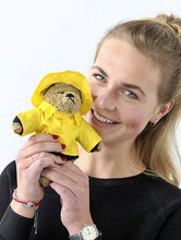 Lade das Bild in den Galerie-Viewer, Echter Norddeutscher Teddy in typischem Ölzeug oder Friesennerz - MOPO-Shop