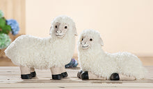 Lade das Bild in den Galerie-Viewer, Wie frisch vom Elbdeich: Schaf „Hilde&quot; - liegend oder stehend - MOPO-Shop
