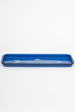 Lade das Bild in den Galerie-Viewer, Blaues Emaille-Tablett mit Sardinen Dekor
