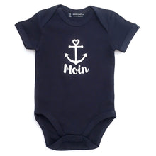 Lade das Bild in den Galerie-Viewer, Tolles Geschenk zur Geburt: Maritimer Baby-Body „Moin mit Anker“ - MOPO-Shop
