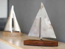 Lade das Bild in den Galerie-Viewer, Maritime Deko: Segelboot mit Eisenrumpf oder auf Mangoholz - MOPO-Shop
