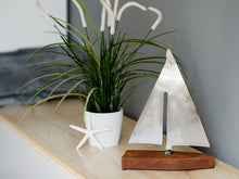 Lade das Bild in den Galerie-Viewer, Maritime Deko: Segelboot mit Eisenrumpf oder auf Mangoholz - MOPO-Shop
